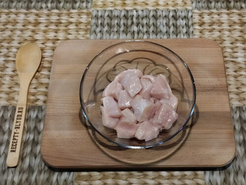 Нарезать грудку на средние кусочки.