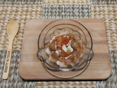 Добавить к куриному филе специи, выдавить чеснок, посолить.