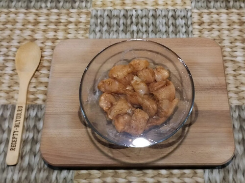 Всё хорошо перемешать, убрать под плёнку на 30 минут.