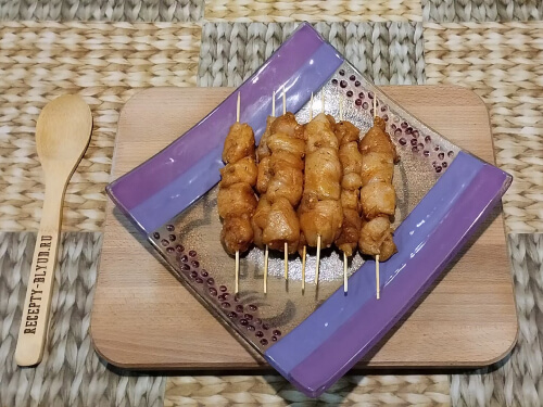 Насадить шашлычки на шпажки.