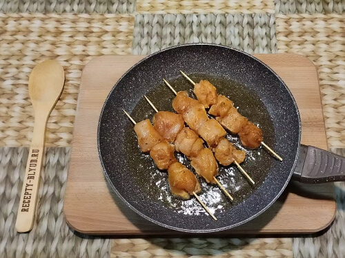 Выложить шпажки на сковороду с раскалённым маслом.