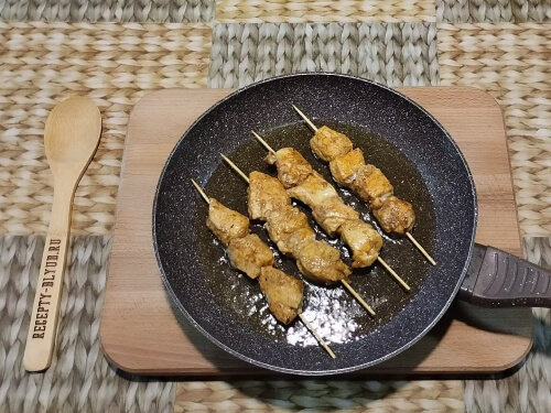 Обжарить в двух сторон до золотистого цвета.