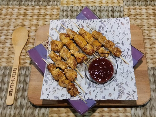 Готовые шашлычки выложить на бумажную салфетку, что-бы впиталось лишнее масло. Подавать с томатным соусом или кетчупом.