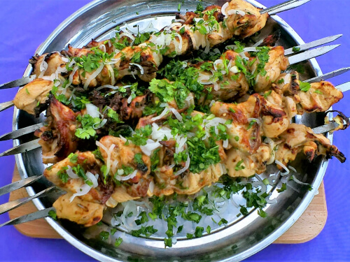 Готовый шашлык посыпать зелень. Готовый шашлык посыпать зелень.