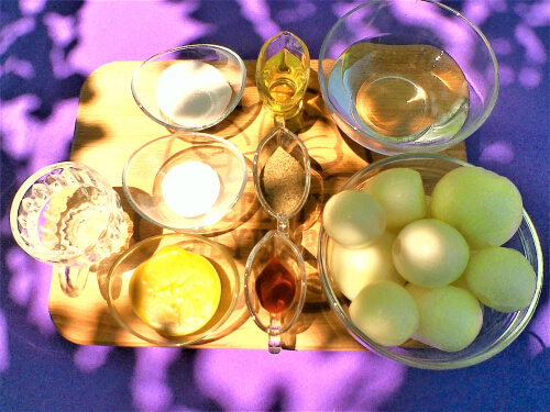 Приготовить ингредиенты для маринада. Лук очистить. Приготовить ингредиенты для маринада. Лук очистить.