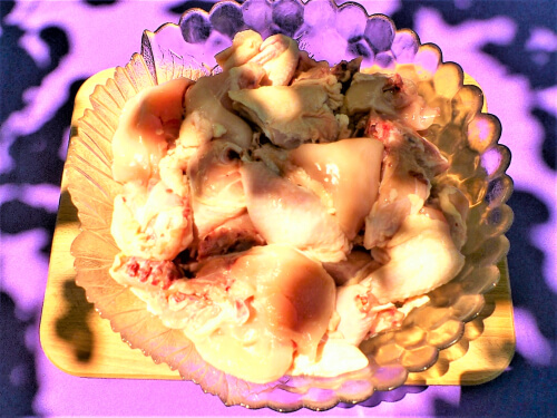 Нарезать курицу на кусочки. Нарезать курицу на кусочки.