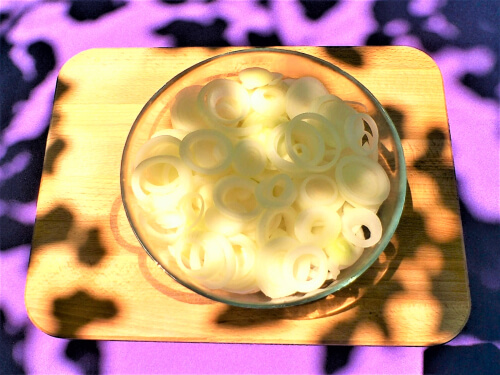 Лук нарезать кольцами. Лук нарезать кольцами.