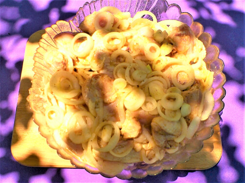 Добавить к курице лук, маринад, залить минеральной водой и всё тщательно вымешать. Добавить к курице лук, маринад, залить минеральной водой и всё тщательно вымешать.