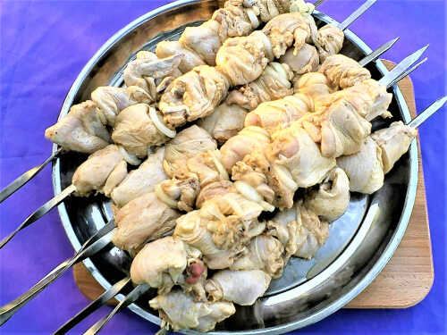 Насадить замаринованный шашлык на шампуры. Насадить замаринованный шашлык на шампуры.