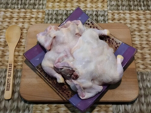 Курицу промыть водой, обсушить с помощью бумажного полотенца. Курицу промыть водой, обсушить с помощью бумажного полотенца.