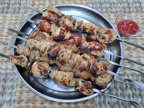 Шашлык пожарить на шампурах на мангале до готовности. Шашлык пожарить на шампурах на мангале до готовности.