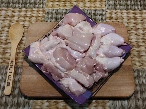 Курицу нарезать на средние куски. Курицу нарезать на средние куски.