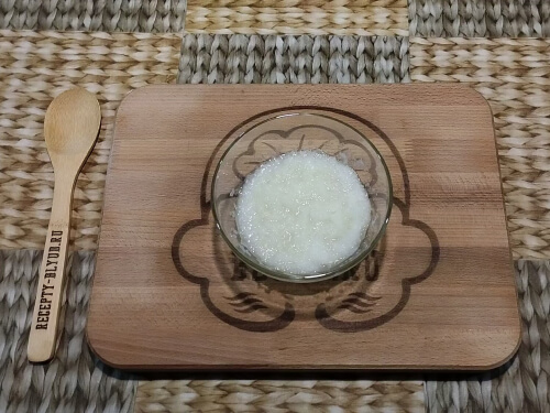 Половина лука (3 луковицы) натереть на тёрке. Половина лука (3 луковицы) натереть на тёрке.