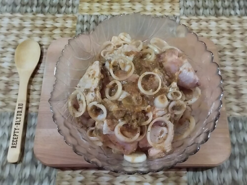 Накрыть мясо плёнкой, убрать мариноваться в холодильник на ночь. Накрыть мясо плёнкой, убрать мариноваться в холодильник на ночь.