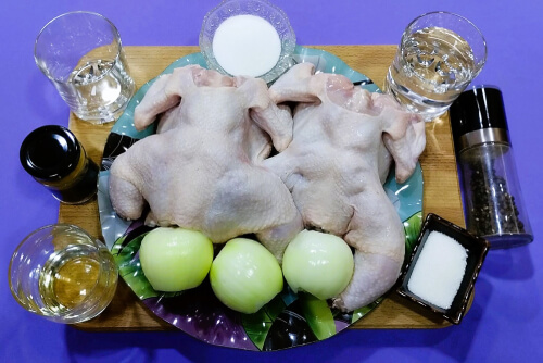 Подготовить продукты. Курицу сполоснуть водой, обсушить бумажной салфеткой, лук почистить.