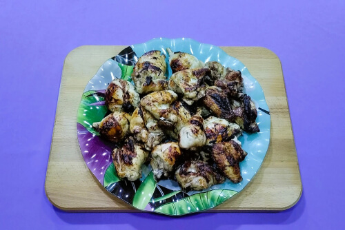 Готовый шашлык подавать с любимым соусом.