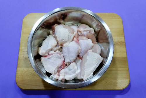 Нарезать курицу на кусочки.