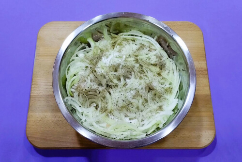 Добавить лук к курице, посолить, поперчить.