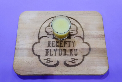 В стакане с водой смешать сахар, горчицу, уксус.