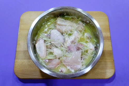 Добавить полученный маринад к курице.