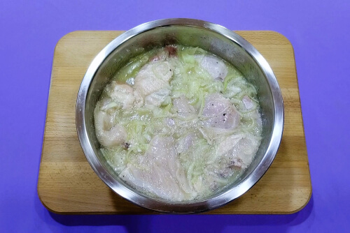 Все ещё раз хорошо перемешать. Убрать в холодильник. Время маринада может быть любое, но не менее 3 часов.