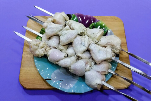 Мясо нанизать на шампуры.