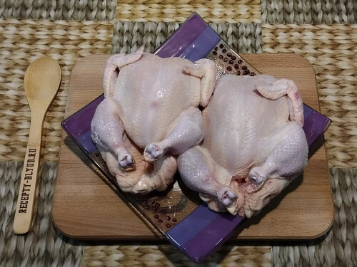 Курицу промыть водой, обсушить с помощью бумажного полотенца.