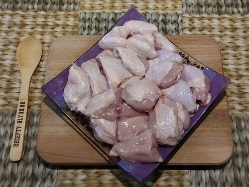 Нарезать курицу на средние кусочки.