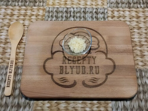 Выдавить чеснок.