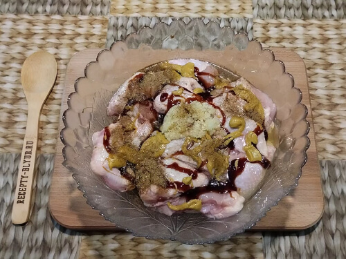 Добавить к курице все ингредиенты для маринада, чеснок, специи, посолить.