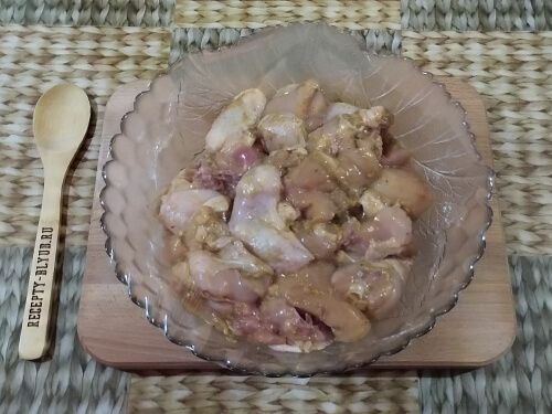 Мясо убрать под плёнку, оставить мариноваться минимум на 5 часов.