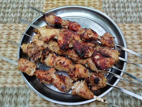 Замаринованное мясо одеть на шампура, пожарить на мангале до готовности.