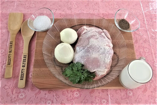 Мясо сполоснуть, высушить с помощью бумажной салфетки. Лук почистить. Мясо сполоснуть, высушить с помощью бумажной салфетки. Лук почистить.