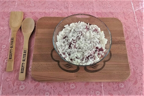 Одну луковицу мелко нарезать, добавить к мясу. Одну луковицу мелко нарезать, добавить к мясу.