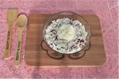 Вторую луковицу натереть на тёрке, добавить к мясу. Вторую луковицу натереть на тёрке, добавить к мясу.