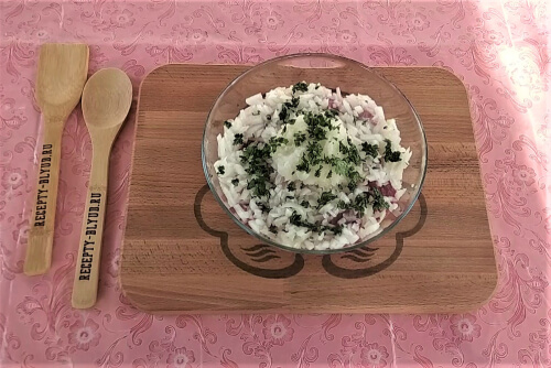 Зелень нарезать, добавить к мясу. Зелень нарезать, добавить к мясу.