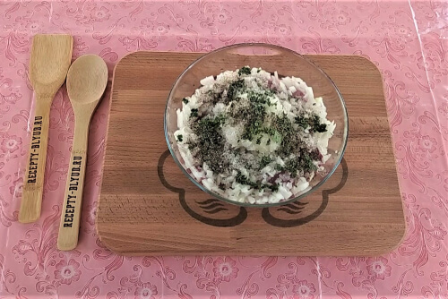 Посолить, поперчить. Посолить, поперчить.