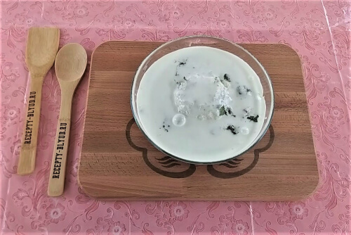 Залить кефиром. Залить кефиром.