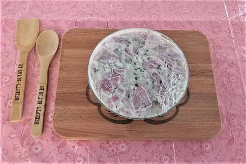 Все тщательно перемешать руками, покрыть плёнкой, убрать мариноваться минимум на 10 часов. Все тщательно перемешать руками, покрыть плёнкой, убрать мариноваться минимум на 10 часов.