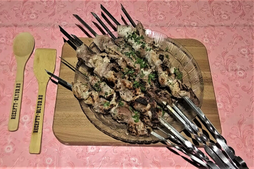 Пожарить мясо на шампурах, готовый шашлык посыпать зеленью. Пожарить мясо на шампурах, готовый шашлык посыпать зеленью.