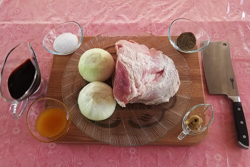 Мясо сполоснуть, высушить с помощью бумажной салфетки. Лук почистить. Мясо сполоснуть, высушить с помощью бумажной салфетки. Лук почистить.