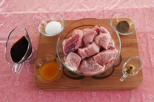 Мясо порезать на равномерные кусочки. Мясо порезать на равномерные кусочки.