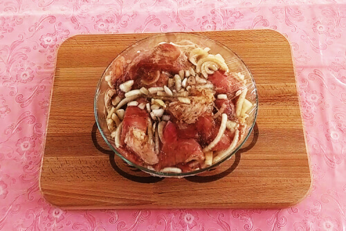 Все тщательно вымешать руками, покрыть плёнкой, убрать мариноваться на 2-4 часа. Все тщательно вымешать руками, покрыть плёнкой, убрать мариноваться на 2-4 часа.