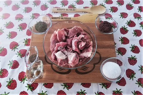 Мясо порезать на равномерные кусочки.