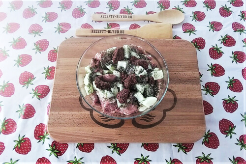 Добавить к мясу аджику, чабрец, соль, перец.