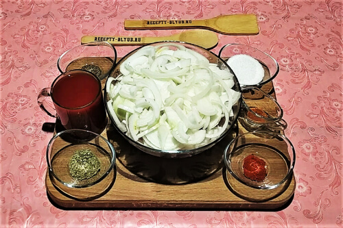 Лук нарезать полукольцами.