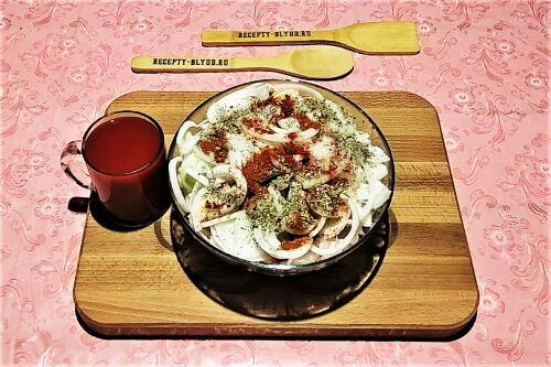 Добавить все специи (паприка, чабер, орегано, острый красный перец), посолить.