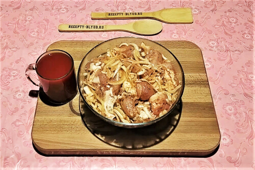 Все тщательно перемешать руками до получения сока.