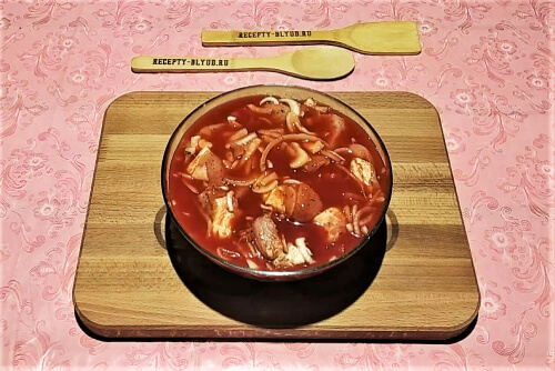 Залить томатным соком.