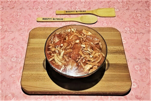 Накрыть плёнкой, убрать в холодильник не менее чем на 10 часов.